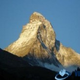 Un plateau bianco azzurro